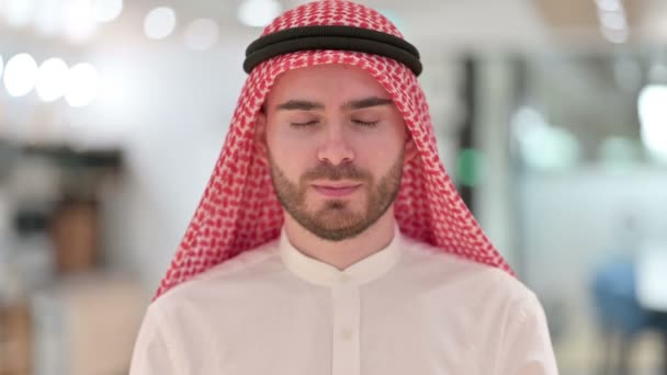 Portrét pozitivního arabského podnikatele, který říká "Ano" třesoucí se hlavou — Stock video