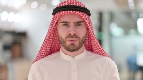 Ritratto di serio uomo d'affari arabo che dice di no con il dito — Video Stock