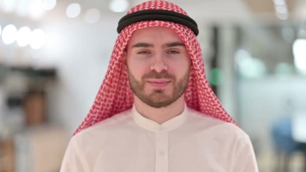 Portrét pozitivního arabského podnikatele, jak dělá palce nahoru — Stock video