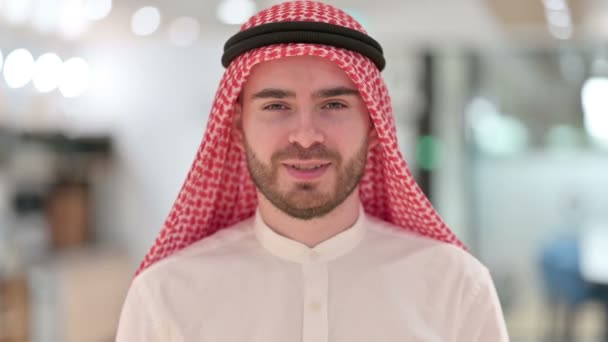 Portrét veselého arabského podnikatele mávajícího na kameru — Stock video