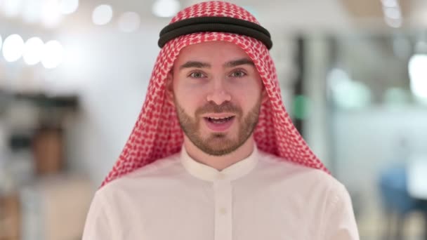 Porträt aufgeregter arabischer Geschäftsmann feiert Erfolg — Stockvideo