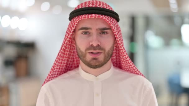 Portrét rozhněvaného arabského podnikatele ukazující "Ne podle zbraní" — Stock video