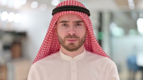 Retrato del atractivo empresario árabe diciendo No por Head Shake — Vídeos de Stock