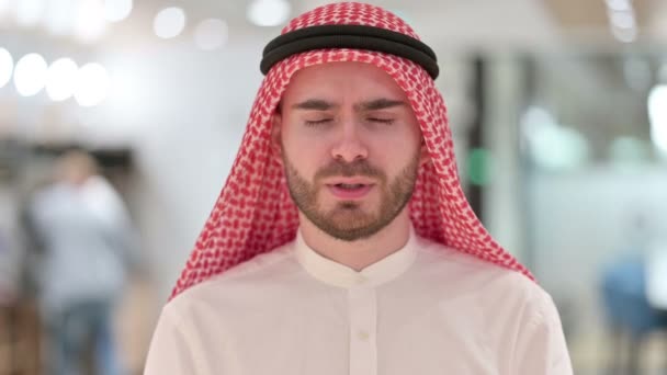 Πορτρέτο του εξαντλημένου νεαρού Άραβα επιχειρηματία χασμουρητό — Αρχείο Βίντεο