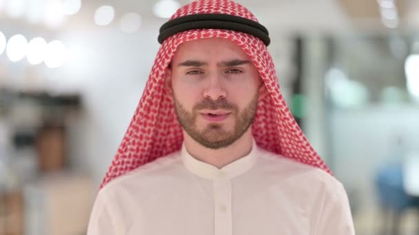 Portret zdenerwowanego arabskiego biznesmena Krzyczącego, Krzyczącego — Wideo stockowe