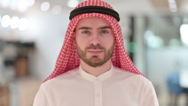 Портрет улыбающегося арабского бизнесмена, смотрящего в камеру — стоковое видео