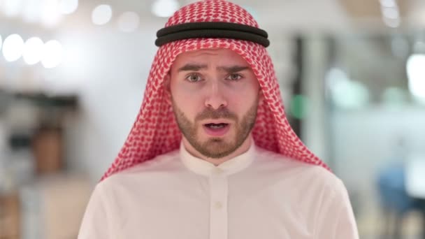 Портрет арабского бизнесмена, испытывающего шок, удивление — стоковое видео