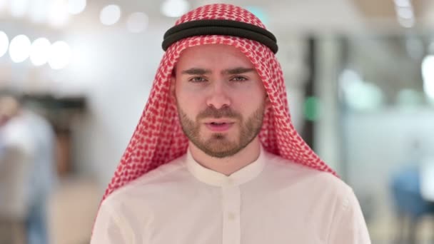 Portret van ongezonde jonge Arabische zakenman met tandpijn — Stockvideo