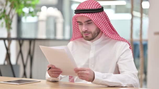 Empresario árabe celebra éxito en documentos en el cargo — Vídeos de Stock