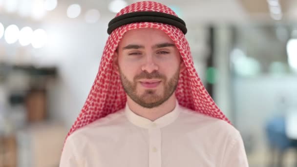 Portrét vzrušeného arabského podnikatele tleskání, jásot — Stock video