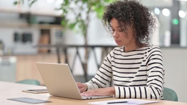 Kranke afrikanische Geschäftsfrau mit Laptop-Husten im Büro — Stockvideo
