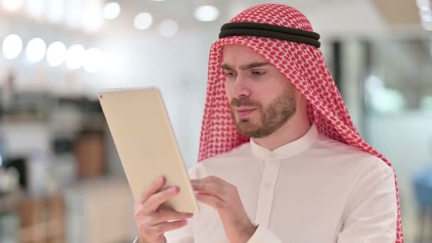 Retrato del joven empresario árabe reaccionando a la pérdida en la tableta — Vídeos de Stock