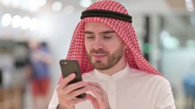 Smartphone 'da Başarıyı Kutlayan Heyecanlı Arap İş Adamı Portresi 