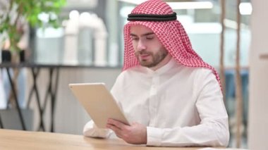 Ofiste Tablet Kutlayan Başarılı Arap İş Adamı