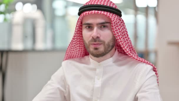 Grave uomo d'affari arabo dicendo di no con il dito segno in ufficio — Video Stock