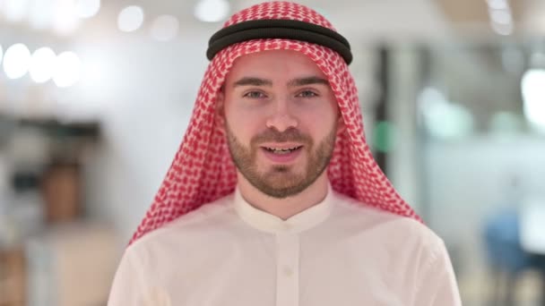 Portrét asertivního arabského podnikatele s prstem a pozvánkou — Stock video