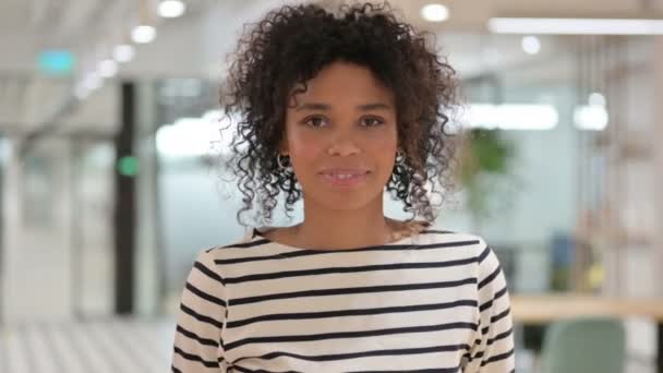 Portret van opgewonden Afrikaanse zakenvrouw viert succes — Stockvideo