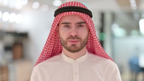 Retrato del serio empresario árabe poniendo dedo en los labios — Vídeos de Stock