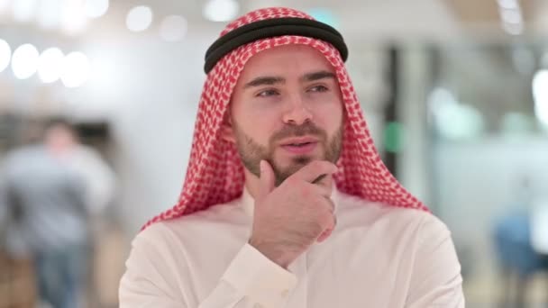 Portrét arabského podnikatele přemýšlejícího o něčem — Stock video