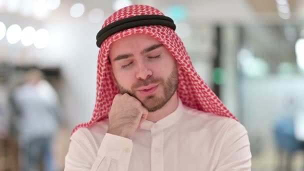 Álmos fiatal arab üzletember portréja, amint szundikál — Stock videók