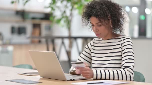 Éxito en el pago en línea por una empresaria africana en el ordenador portátil en la oficina — Vídeos de Stock
