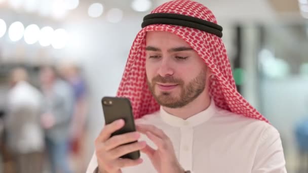 Портрет серьезного арабского бизнесмена с помощью смартфона — стоковое видео