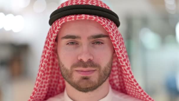 Közelkép a sokkolt fiatal arab férfi arcáról — Stock videók