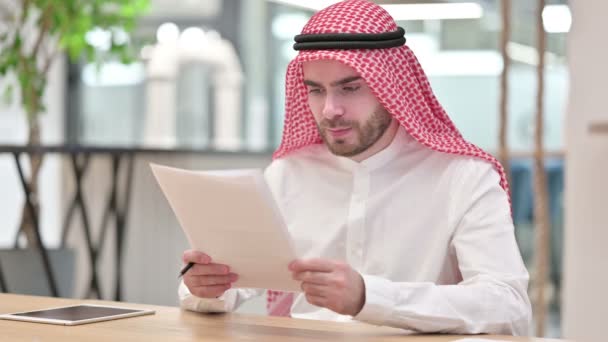 Empresario árabe trastornado con pérdida de documentos en el cargo — Vídeos de Stock