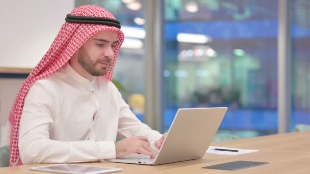 Pulgares hacia arriba por el empresario árabe positivo que trabaja en la oficina — Vídeos de Stock