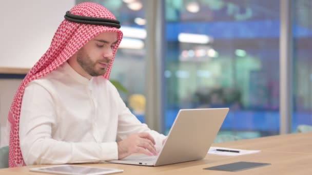 オフィスでノートパソコンのカウリングと病気のアラブビジネスマン — ストック動画