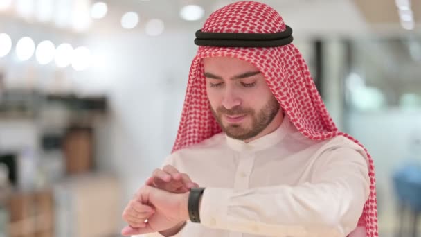 Портрет арабского бизнесмена с помощью Smartwatch — стоковое видео