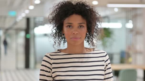 Portrait de femme d'affaires africaine reconnaissante montrant le signe de la victoire — Video