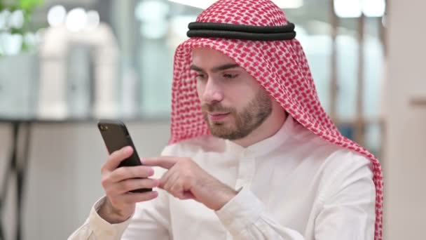 Attraktiv arabisk affärsman med Smartphone i Office — Stockvideo