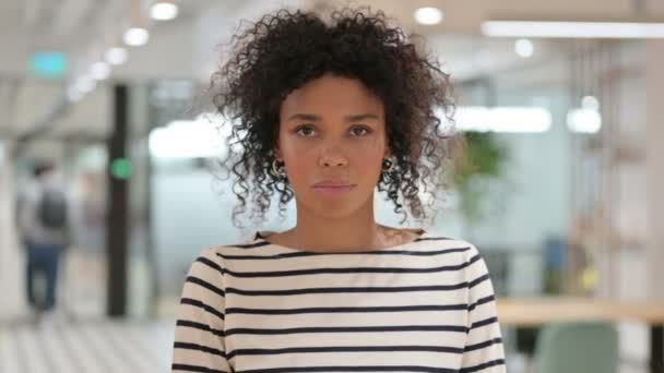 Portret van zelfverzekerde Afrikaanse zakenvrouw kijkend naar camera — Stockvideo