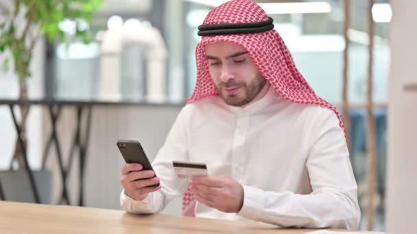 Arabische Zakenman met Succesvolle Online Betaling op Smartphone in Office — Stockvideo