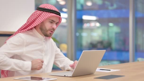 オフィスで背中の痛みを持つノートパソコンを持つ疲れアラブビジネスマン — ストック動画