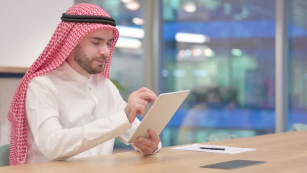 Serieuze professionele Arabische zakenman met behulp van Tablet in Office — Stockvideo