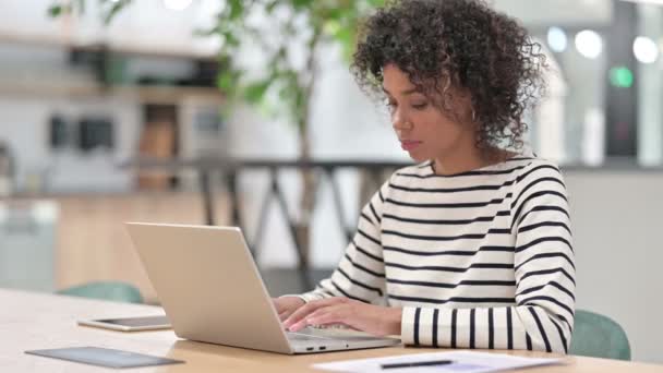 Afrikanische Unternehmerin feiert Erfolg auf Laptop im Büro — Stockvideo