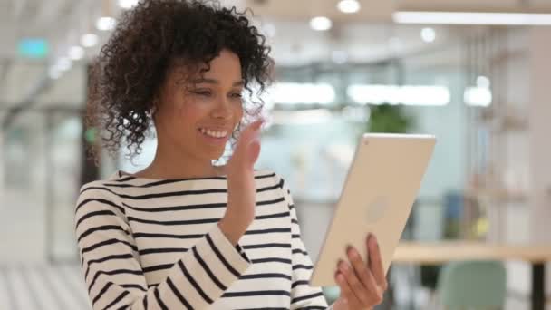 Retrato de una empresaria africana haciendo videollamada en una tableta digital — Vídeo de stock