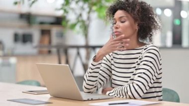 Ofisteki Laptop 'ta Düşünen ve Çalışan Afrikalı İş kadını 