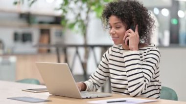 Bilgisayarlı Afrikalı İş Kadını Ofiste Akıllı Telefonla Konuşuyor 