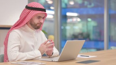 Düşünceli Arap İşadamı Ofisteki Laptop 'ta Düşünüyor ve Çalışıyor 
