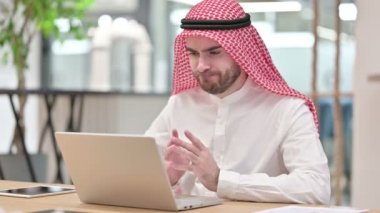 Düşünceli Arap İşadamı Ofisteki Laptop 'ta Düşünüyor ve Çalışıyor 
