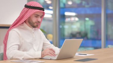 Ofisteki laptopta video görüşmesi yapan profesyonel Arap İş Adamı 