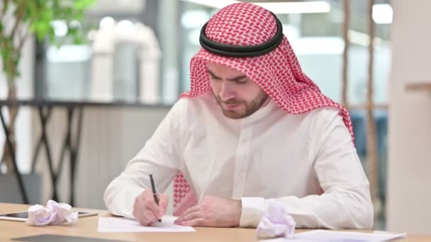 Арабский бизнесмен, у которого нет документов в офисе — стоковое видео