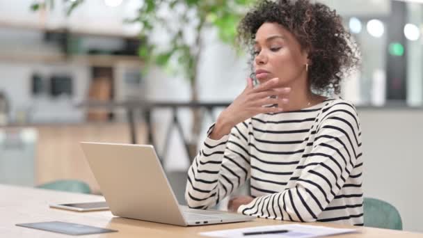 Afrikanische Unternehmerin denkt und arbeitet im Büro am Laptop — Stockvideo