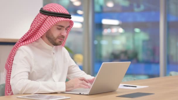 Arabische zakenman reageert op mislukking op laptop in Office, verlies — Stockvideo