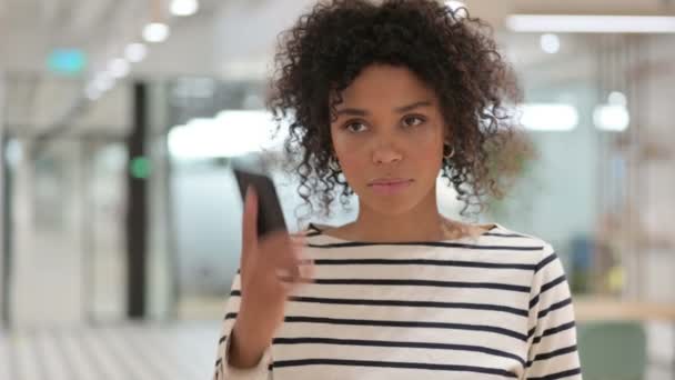 Portret wściekłej afrykańskiej bizneswoman kłócącej się na smartfonie — Wideo stockowe