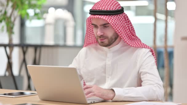 Árabe Empresario reaccionando al fracaso en el ordenador portátil en la oficina, la pérdida — Vídeos de Stock
