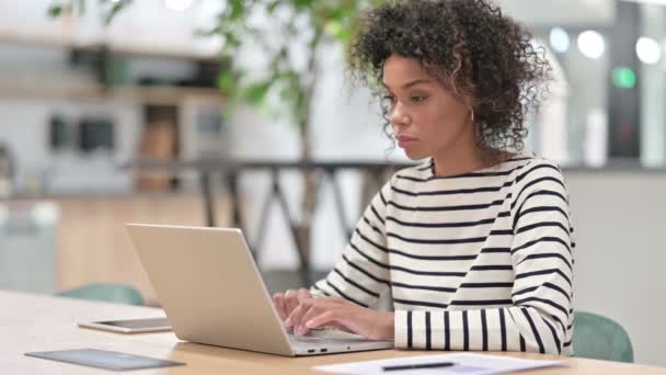 Pebisnis wanita Afrika dengan Laptop memiliki Kepala di Kantor — Stok Video